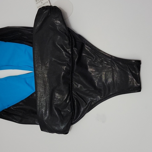 Deep V Plunging Neckline One piece Swimsuit - Picture 7 of 8